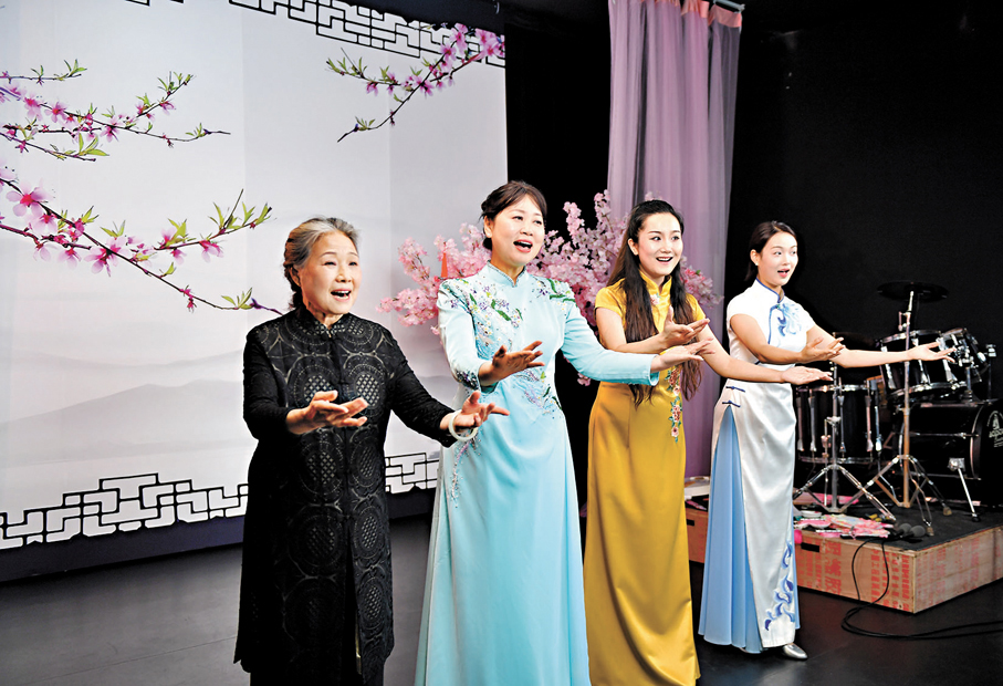 ●（左起）「50後」的常德絲弦名家宋潔、「60後」的常德絲弦代表性傳承人朱曉玲、「80後」的常德絲弦青年傳承人伍恩禹與「90後」青年演員代表謝顏竹四代曲藝人同場登台共演一支曲目。