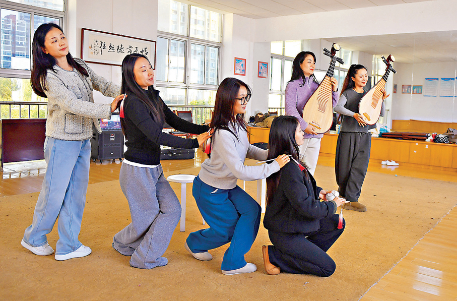 ●青年演員在排練。