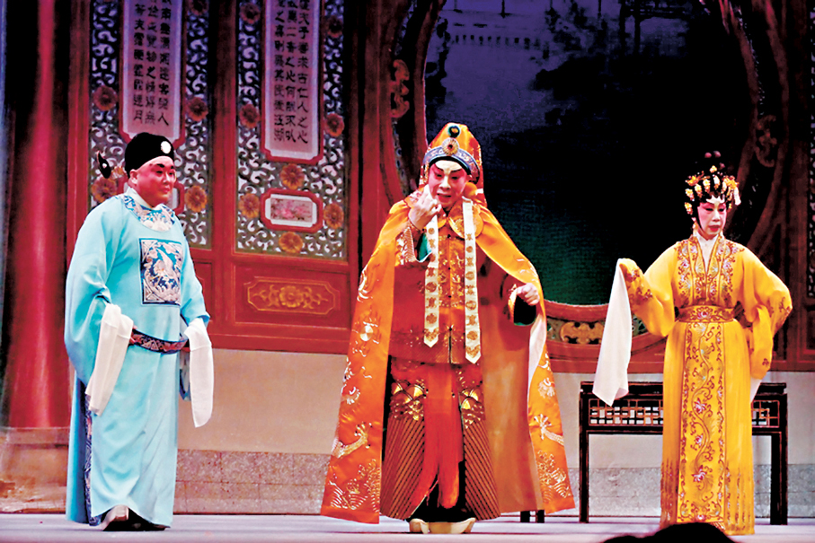 ●在《燕歸人未歸》裏陳劍烽演魏劍魂、岑翠紅演白梨香、郭啟煇演梨香兄長白志成。