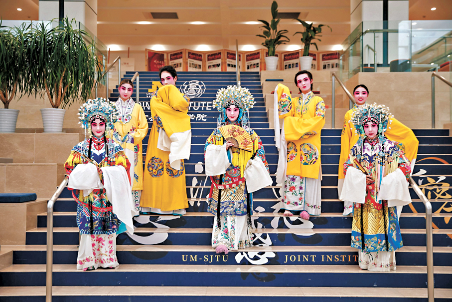 ●中外同學穿着戲服演繹京劇。