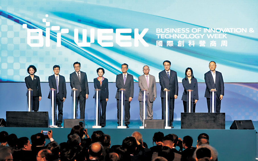 ●陳茂波(左五)表示,香港歡迎世界各地的企業和人才。香港文匯報記者曾興偉 攝
