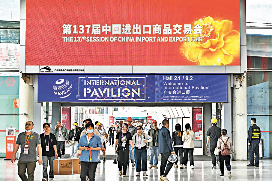 ●第137屆中國進出口商品交易會(廣交會)將於4月15日至5月5日在廣州分三期舉辦。 圖為4月13日,工作人員穿梭在廣交會展館內。中新社