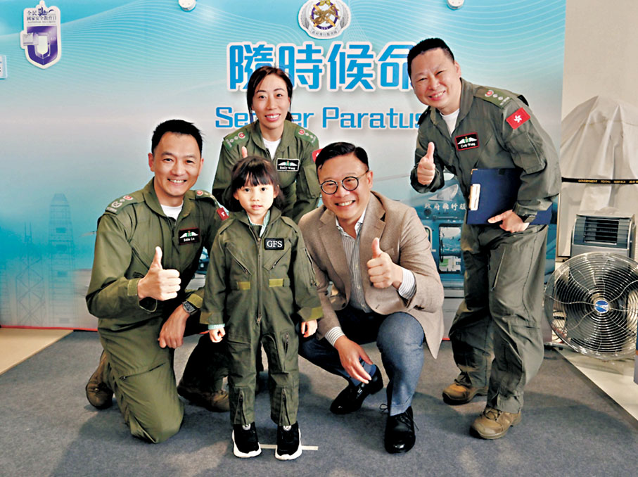 ●律政司副司長張國鈞(右二)與參觀展覽攤位的市民合照。
