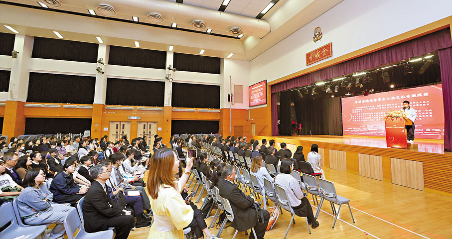 ●黃老師在台下用口型對何旻峰做無聲的支持。香港文匯報記者曾興偉 攝