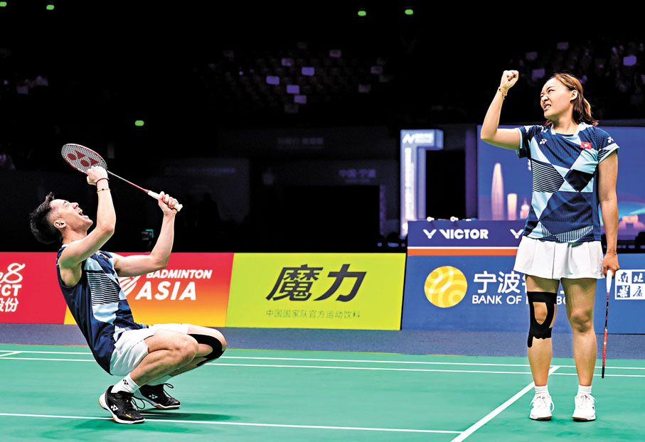 ●鄧俊文（左）和謝影雪在獲勝後慶祝。  新華社