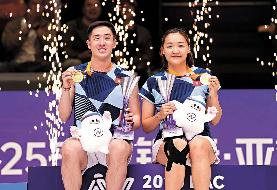 ●鄧俊文（左）和謝影雪在頒獎儀式上。  新華社