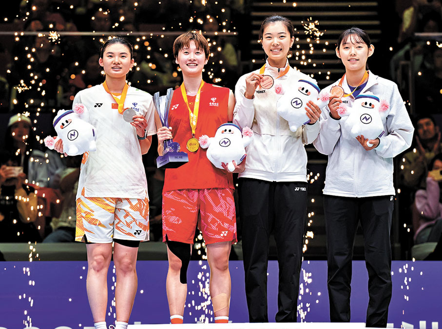 ●陳雨菲（左二）、韓悅（左一）、季軍高昉潔（右二）和沈有振在頒獎儀式上慶祝。 新華社