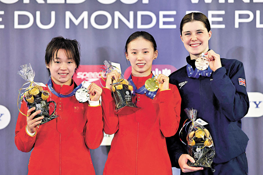 ●陳芋汐(中)、全紅嬋(左)和西里埃在頒獎儀式上。 法新社