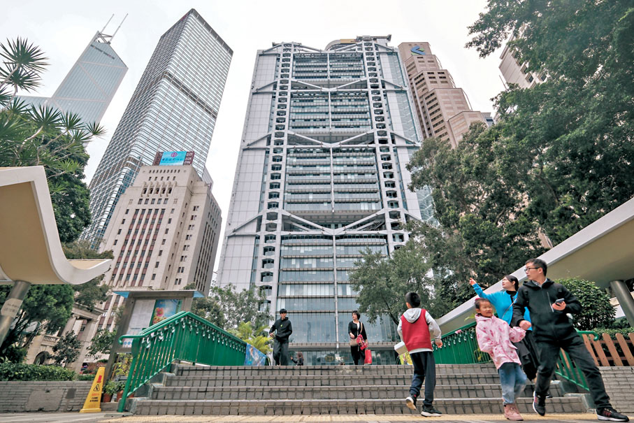 ●金管局即日推出「網銀安全 ABC」,加強網上銀行安全。圖為位於中環的多間銀行大樓。 資料圖片