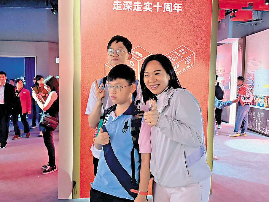 ●深水埗區區議員劉佩玉組織了「『潤心童行』國安家好 X 香港遊蹤」活動。圖為黃梓傑（中），劉佩玉（右）。 受訪者供圖