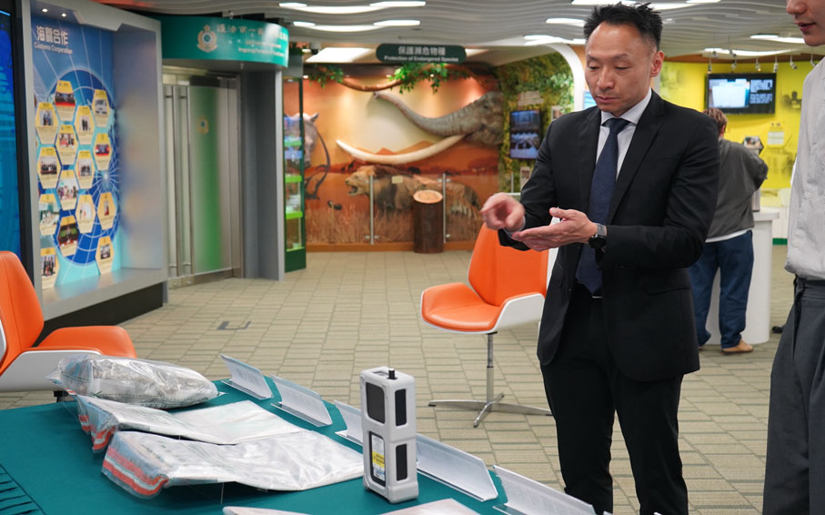 ●海關毒品調查科高級監督劉玉龍向記者介紹現場展出的各類毒品及先進緝毒儀器。