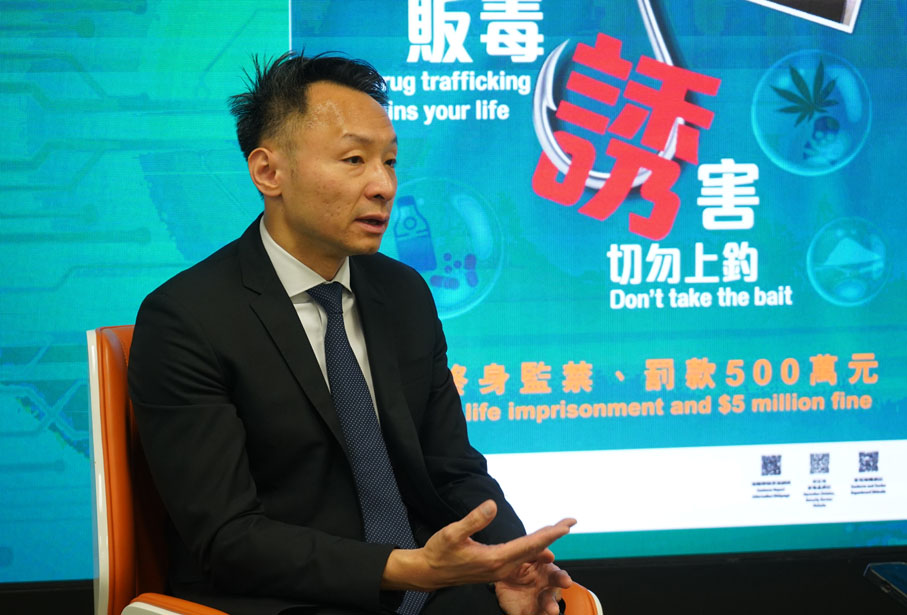 ●劉玉龍接受採訪,詳細介紹海關毒品調查科針對「太空油」等毒品的執法策略與執法成果。