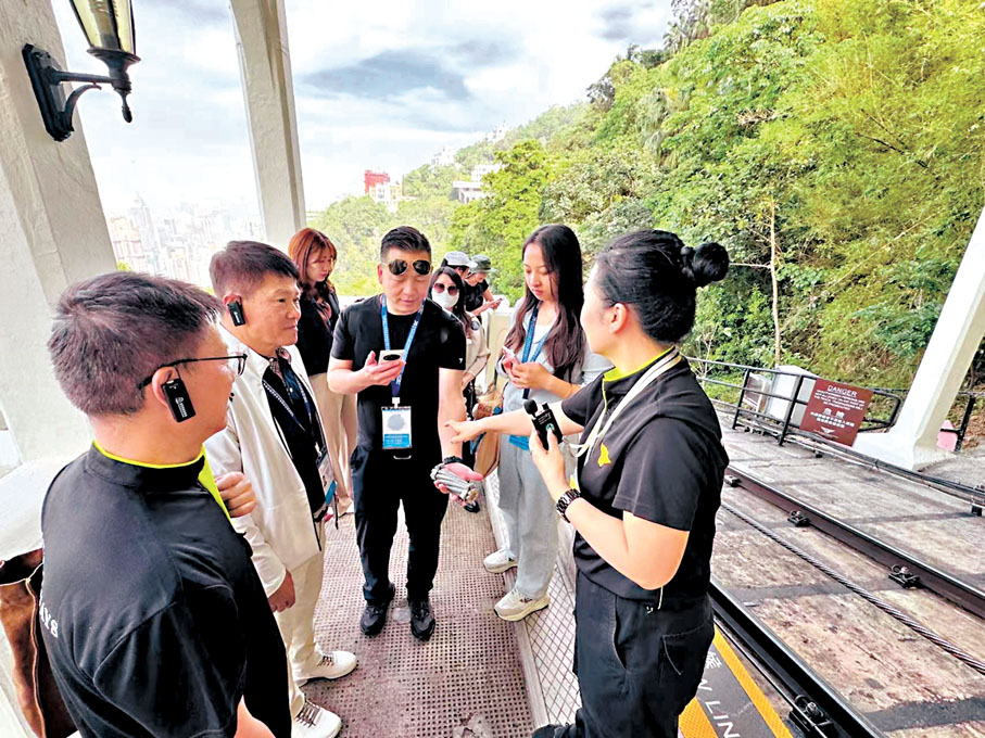 ●工作人員專門準備了山頂纜車的纜繩樣品讓嘉賓感受纜繩的重量。 香港文匯報記者羅洪嘯 攝
