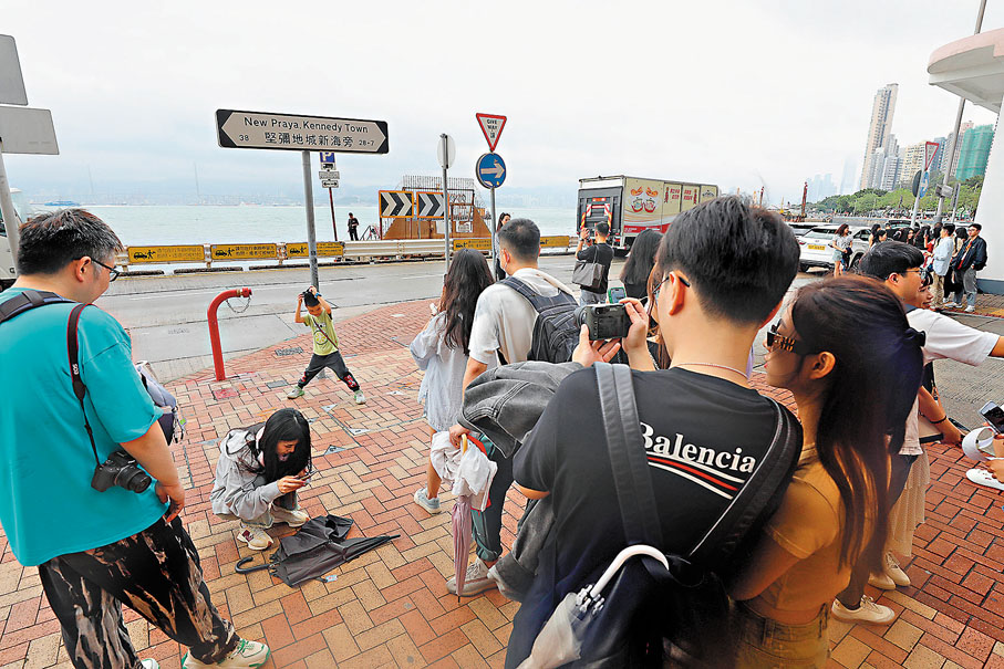 ●隨着旅客消費和休閒模式的轉變,特區政府要盡快適應轉變,相關部門要對熱門打卡區域做到主動發現、主動管理、主動規劃,平衡好旅客體驗、市民生活和自然生態。 資料圖片