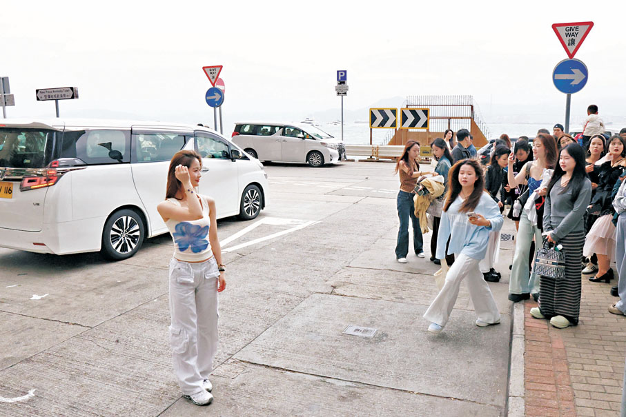 ●圖為打卡遊客與行駛中的車輛擦身而過。資料圖片