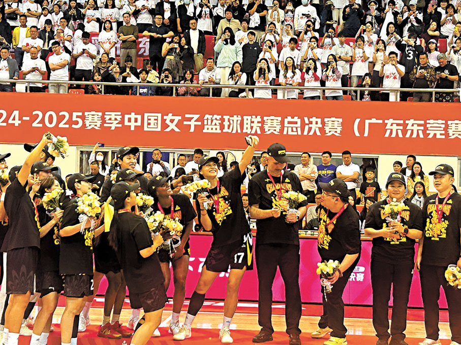 ●廣東女籃隊員慶祝奪冠。