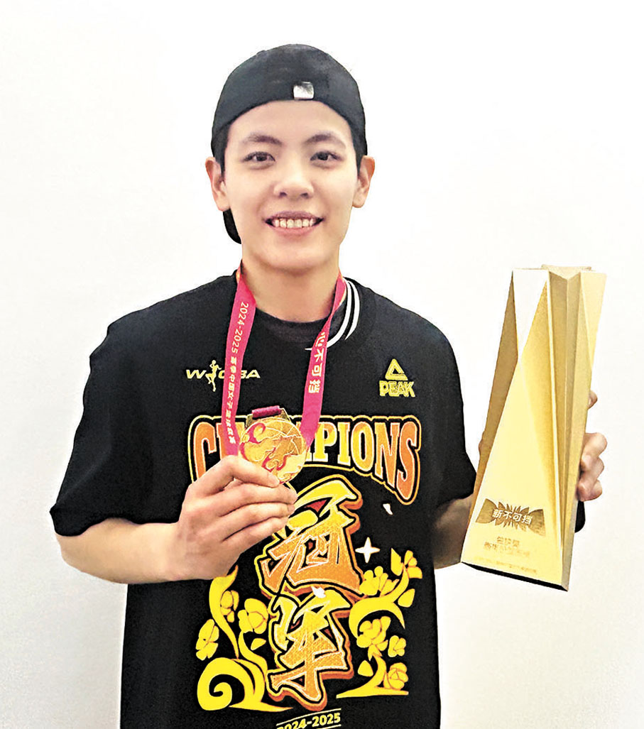 ●楊舒予展示獎盃。香港文匯報記者敖敏輝  攝