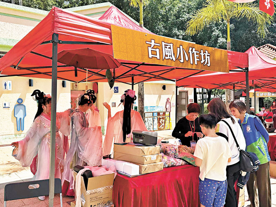 ●北區舉辦各種特色攤位大排長龍。香港文匯報記者蔡學怡 攝