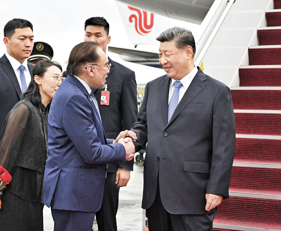 ●當地時間4月15日晚，國家主席習近平乘專機抵達吉隆坡，應馬來西亞最高元首易卜拉欣邀請，對馬來西亞進行國事訪問。專機抵達吉隆坡國際機場時，馬來西亞總理安瓦爾，外交部部長穆罕默德，陪同部長、交通部部長陸兆福等高級官員熱情迎接。 新華社