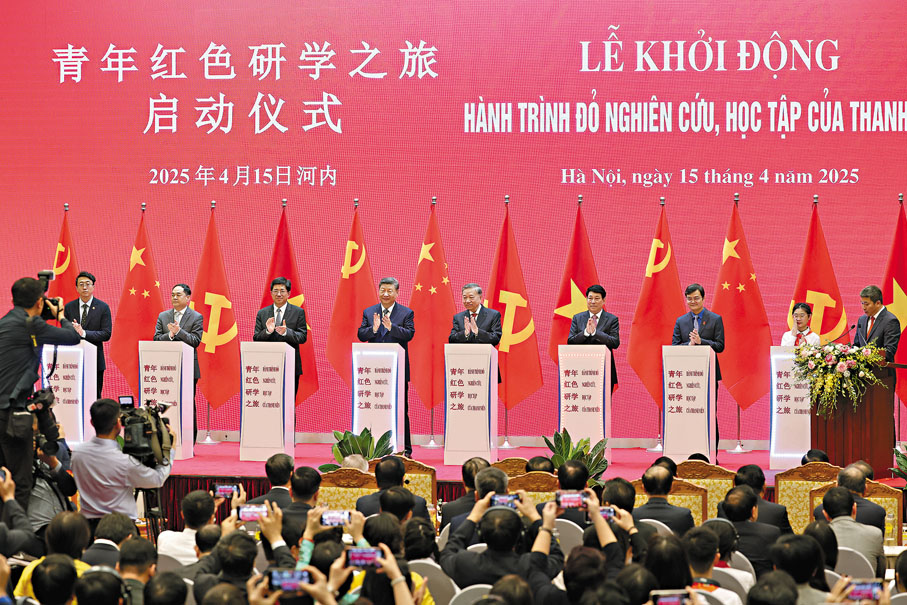 ●當地時間4月15日，中共中央總書記、國家主席習近平在河內和越共中央總書記蘇林等共同啟動「紅色研學之旅」項目。 中新社