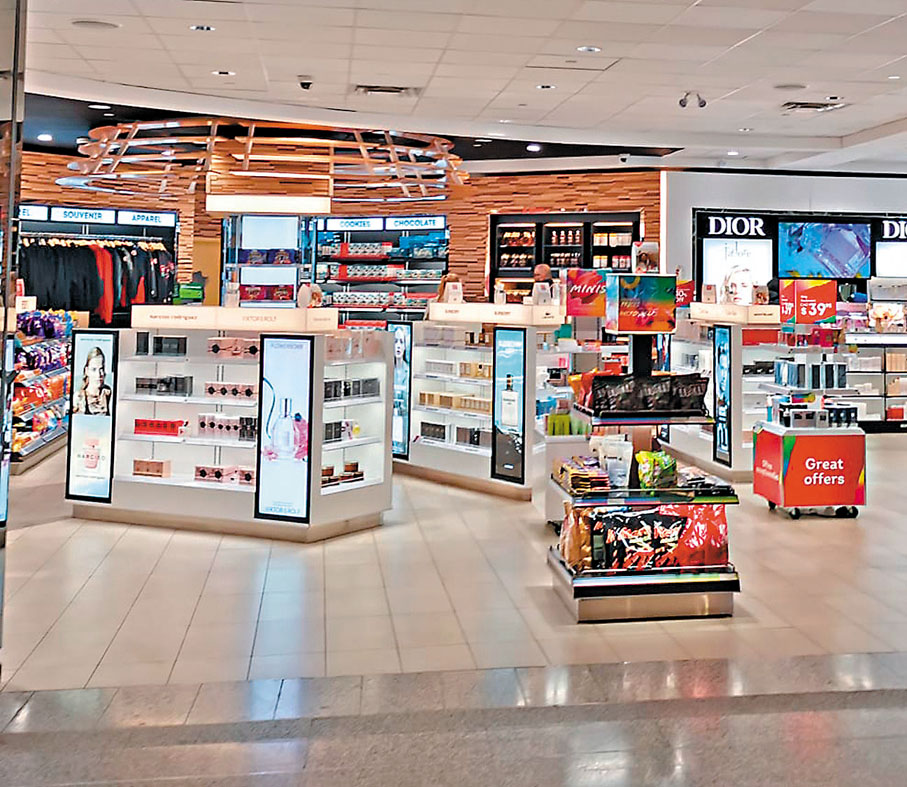 ●免稅店商品包羅萬有，但現在旅客買少見少。    成小智 攝