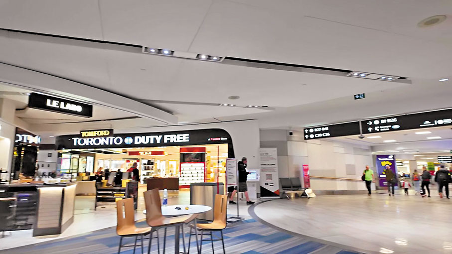 ●美、加民眾減少跨境旅遊，機場免稅店業務一落千丈。    成小智 攝