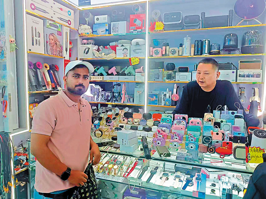 ●將去廣州參加廣交會的印度商人表示，準備去採購車燈相關商品。