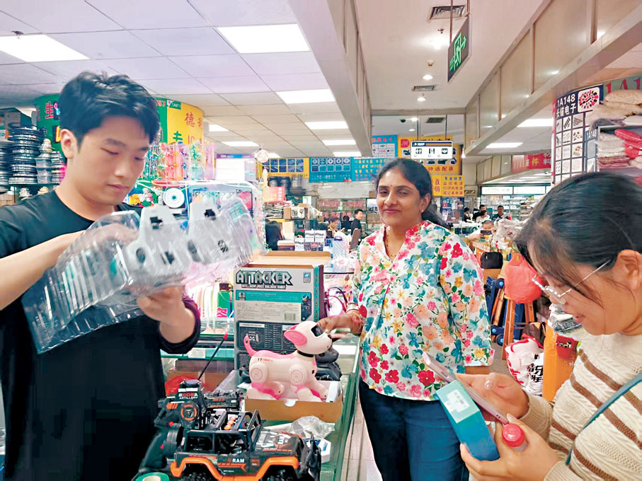 ●印度女商人在華強北一家店看中玩具機器人，認為很吸引人。