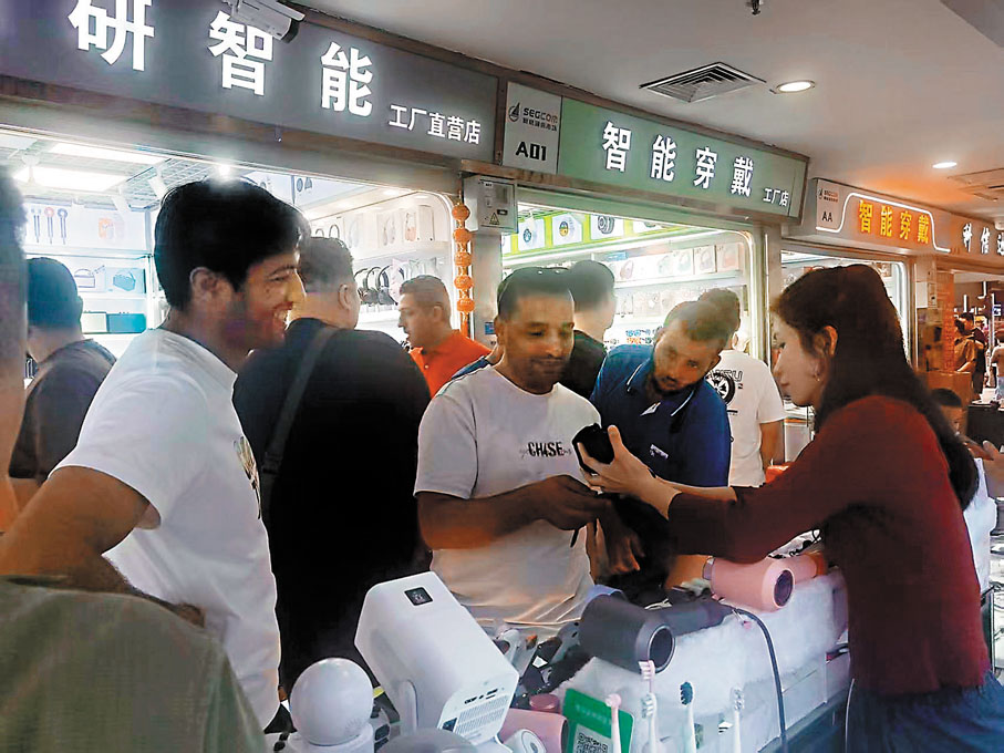 ●多位阿爾及利亞商人經過討價還價，最終購買了十多件商品。