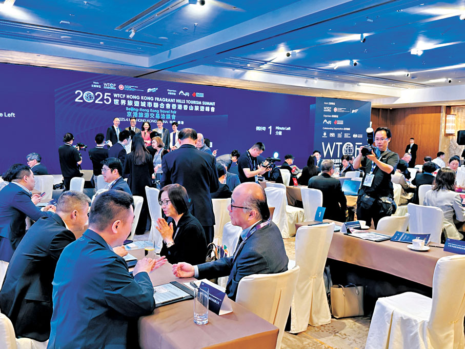 ●京港旅遊交易洽談會現場洽談火爆。 香港文匯報記者羅洪嘯  攝