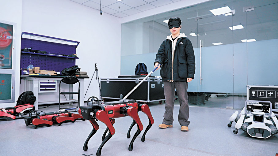 ●六足機器人將為視障運動員提供導盲、行李搬運等服務。香港文匯報廣州傳真