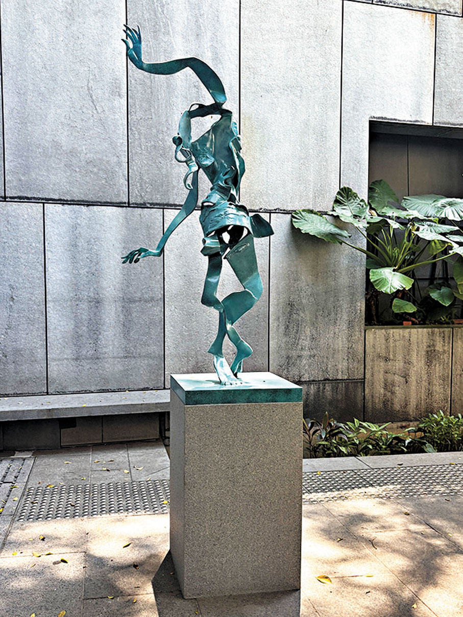 ●《水月》以片狀銅材錯落拼接。