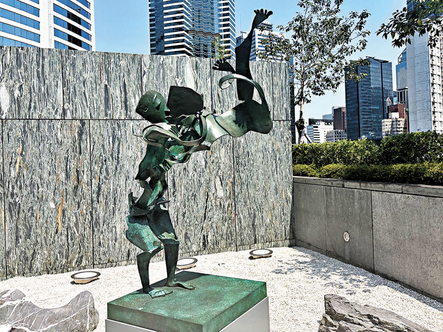 ●《鳳凰來儀》以流暢的線條與鏤空結構勾勒出輕盈的動感。  