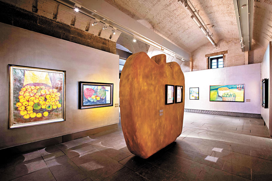 ●團隊提取賀慕群作品中的日常物件並做成空間裝置。