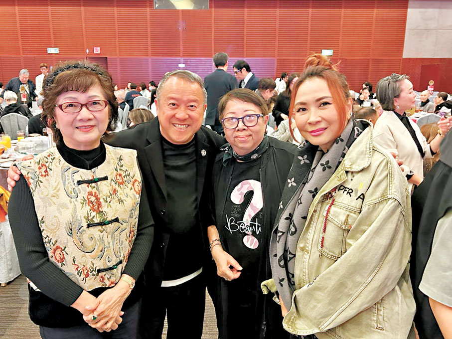 ●志偉生日辦籌款素宴，席上當然要同主人家來張合照留念。 作者供圖