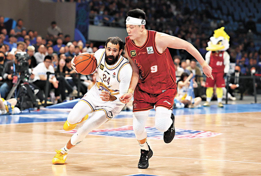 ●北控隊球員里勒（左）在比賽中突破。  新華社