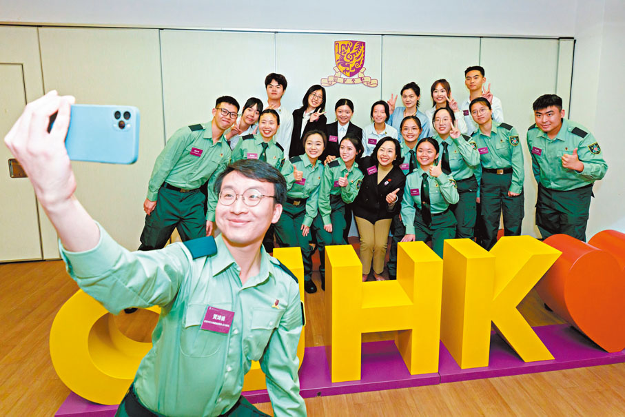 ● 麥美娟與中大國旗護衛隊成員交流。民青局Fb圖片