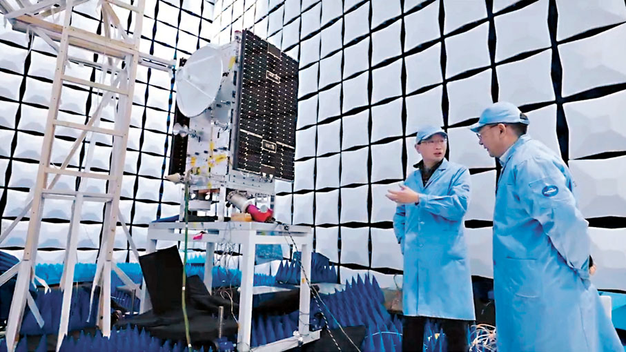 ●科研人員進行DRO衛星研製工作。視頻截圖