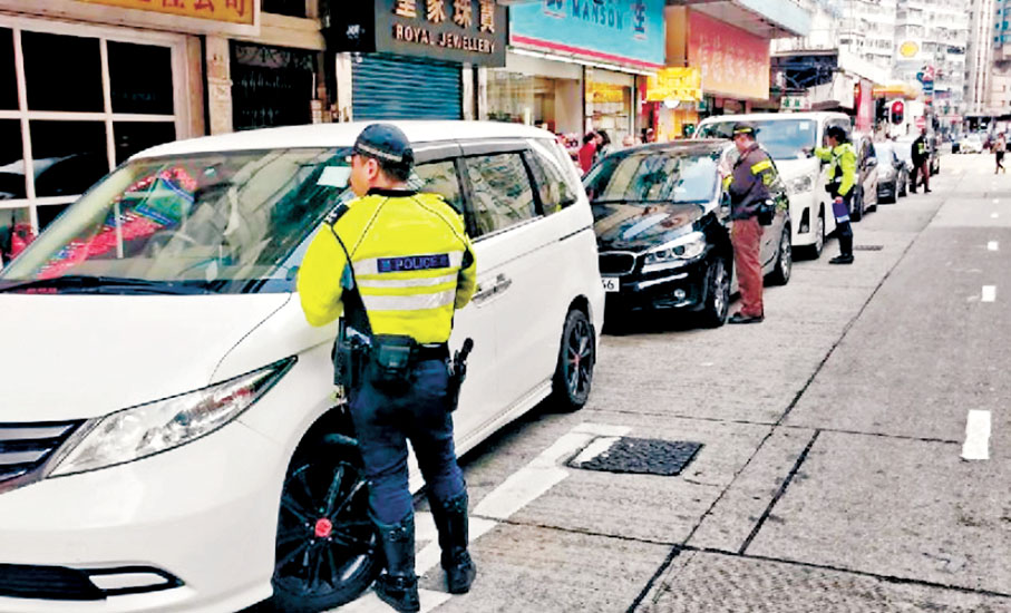 ●消息指，政府擬將違例泊車的定額罰款由現時的320元加至400元。 資料圖片