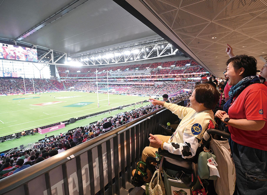 ●馬會義工隊CARE@hkjc成員陪同輪椅人士感受「七欖」賽事。