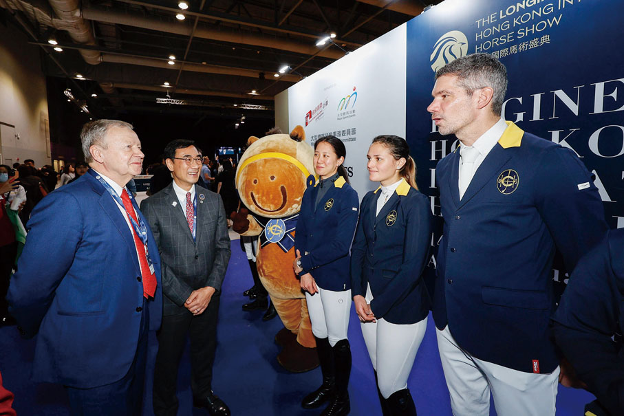 ●馬會主席、浪琴香港國際馬術盛典榮譽委員會主席利子厚（左二）聯同馬會行政總裁應家柏（左一），在國際馬術盛典活動，鼓勵馬會馬術隊成員賴楨敏（右三）、黎嘉怡（右二）及林立信（右一）。