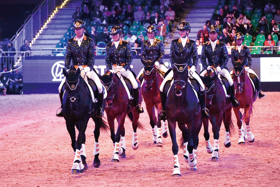 ●「香港國際馬術展」是馬術界盛事。圖為盛典中的香港賽馬會樂韻騎乘馬術表演，由「馬會退役賽駒駿展新生計劃」（RESTART）的六匹退役馬匹參與。
