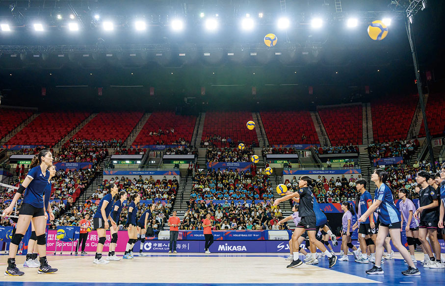 ●「賽馬會社區排球計劃」旗下的中國女排全接觸項目，讓學生有機會接受國家隊球員的指導，並與她們切磋球技。