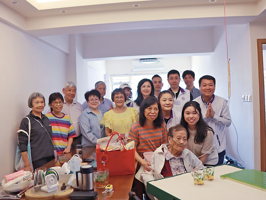 ●侯佳貝、鄭靜鈺率領義工為百歲老人送關懷、送溫暖。