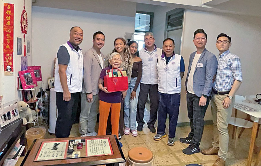 ●總會首長與少數族裔義工一起為長者送祝福。
