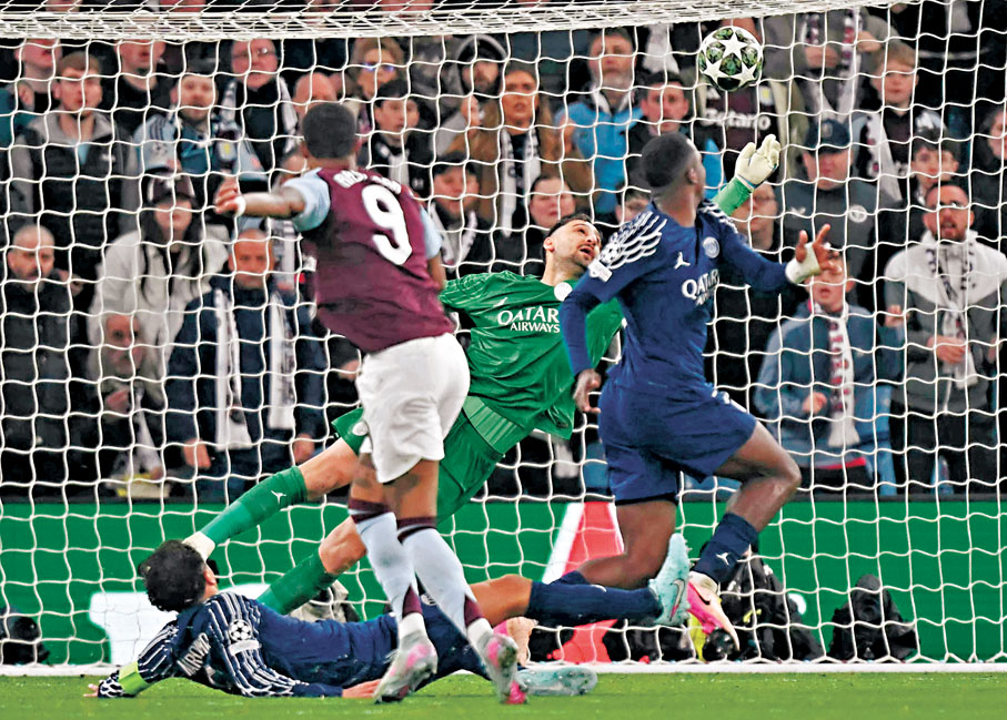 ●當拿隆馬飛身救出拉舒福特的射門。法新社