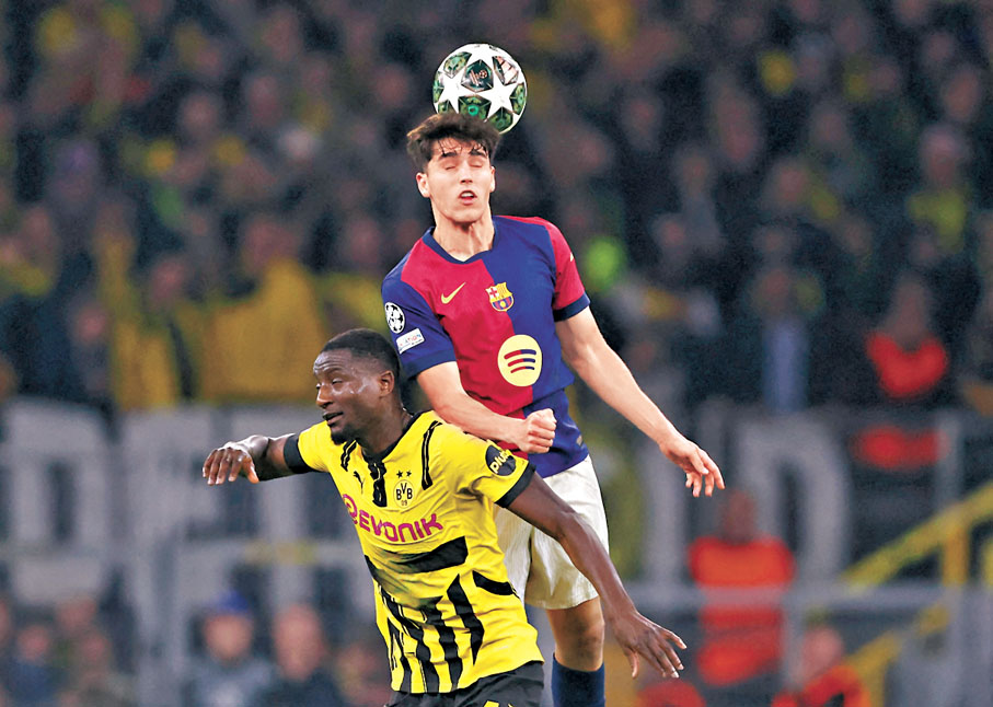 ●雖然古拉斯連中三元，但多蒙特兩回合總比數還是不敵巴塞。圖為古拉斯（左）與古巴斯爭頂。  路透社