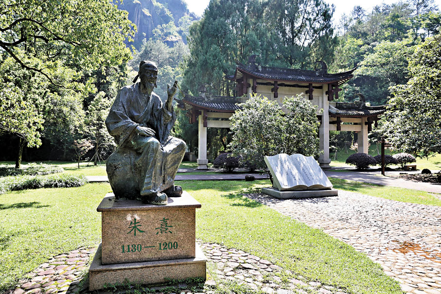 ●圖為武夷山朱熹園中的朱熹雕像。 資料圖片