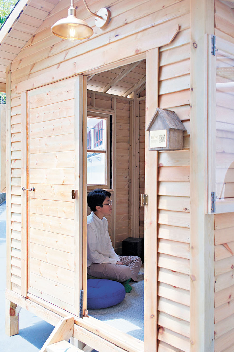 ●藝術家陳庭在聲影裝置《白日夢觀鳥屋》內。