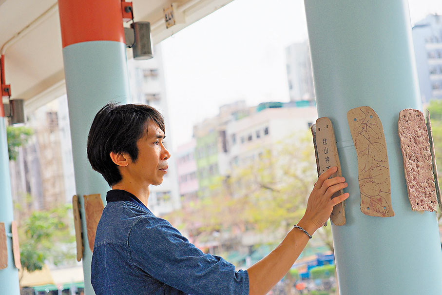 ●藝術家姚俊樺於廣福橋展示陶藝作品《寂靜的風水林》。  